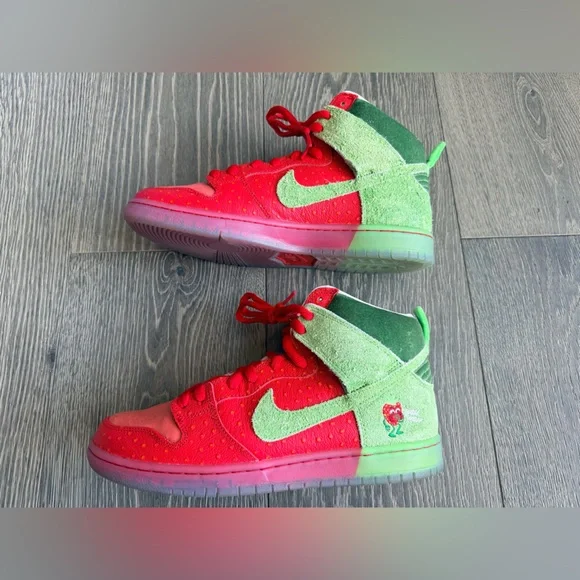Nike SB Dunk High in Strawberry Cough Size 10.5